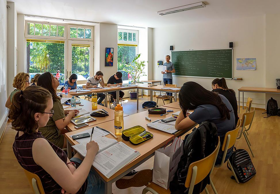 Un curso de alemán en grupo en un aula de la escuela de idiomas DIE NEUE SCHULE de Berlín.