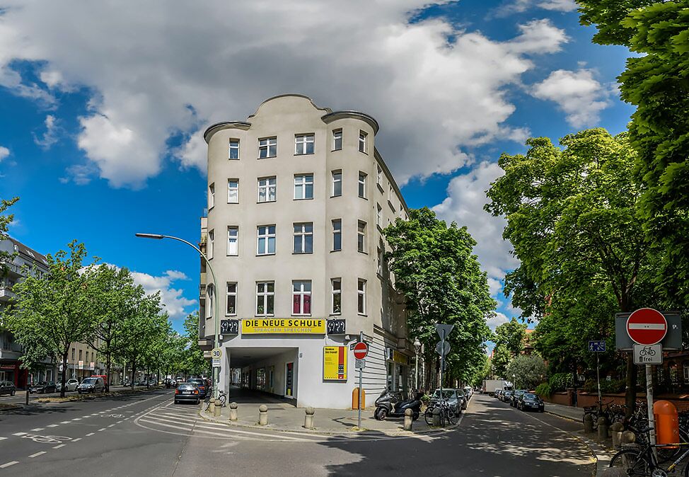 El edificio de la escuela de idiomas DIE NEUE SCHULE de Berlín en Gieselerstr. en verano